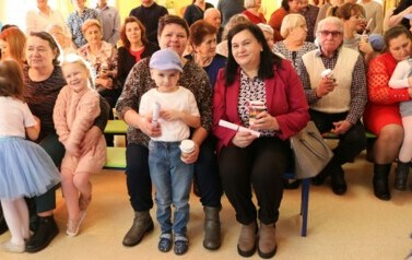 wnuczęta wręczają prezenty dziadkom