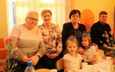 wnuczęta spędzają czas z dziadkami