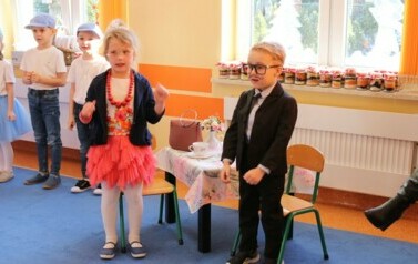 dzieci śpiewają piosenki dla babci i dziadka