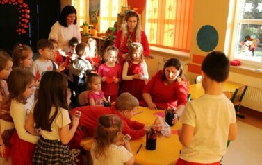 wręczenie serc dzieciom z innej grupy