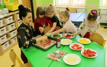 nakładanie produkt&oacute;w na pizze 5