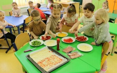 nakładanie produkt&oacute;w na pizze 4