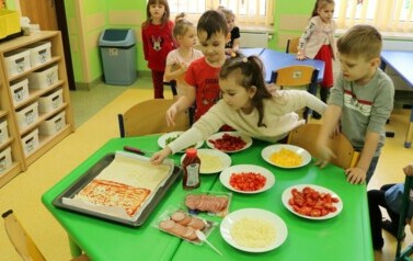 nakładanie produkt&oacute;w na pizze 3