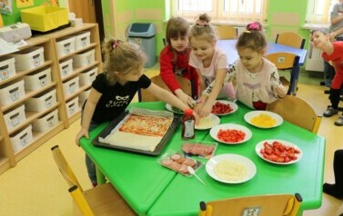 nakładanie produkt&oacute;w na pizze 2