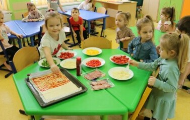 nakładanie produkt&oacute;w na pizze 1