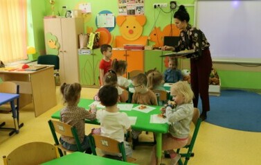nakładanie pizzy do spożycia