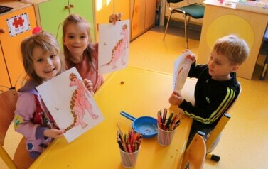 przedszkolaki otrzymały odznakę dinozaura