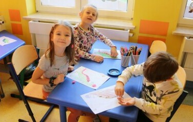przedszkolaki malują obrazek dinozaura