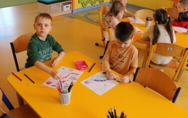 dzieci wykonują pracę plastyczną
