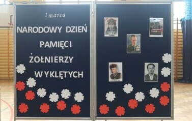 Dekoracja na temat Żołnierzy Wyklętych.