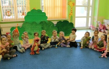 zdjęcie grupowe z  zabawkami- dinozaurami