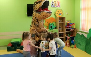 uścisk z dinozaurem