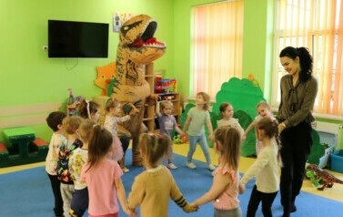 taniec z dinozaurem