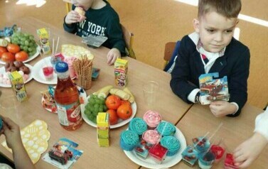 Poczęstunek z okazji Dnia Kobiet w grupie 0a