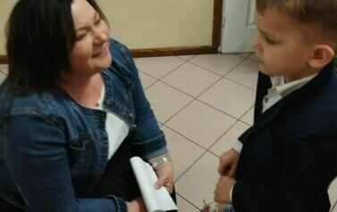 Pani Małgorzata Madrak i Oskar Chaberek z grupy 0a