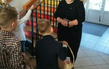 Chłopcy z grupy 0a z upominkiem dla Pani Ireny Puchalskiej