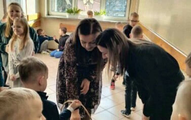 Chłopcy z grupy 0a oraz Pani Małgorzata Korczakowska i Pani Wioleta Suchecka 