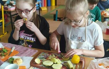 Trzecioklasistki przygotowują owoce i warzywa do swoich sok&oacute;w