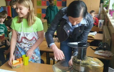 Pani Agnieszka uruchamia sokowir&oacute;wkę