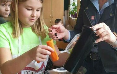 Maja przygotowuje sw&oacute;j sok przy pomocy pani Agnieszki