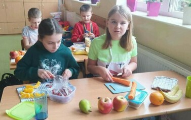 Filip, Ola, Mateusz i Maja przygotowują składniki do swoich sok&oacute;w