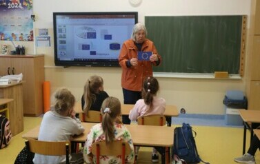 Pani Aleksandra Nowak   rozmawia z uczniami klasy 2