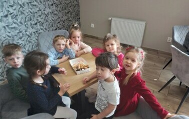 poczęstunek w cukierni-Romanowscy  z okazji Dnia Kobiet 2