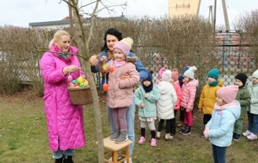 dekorowanie drzewka jajeczkami wielkanocnymi