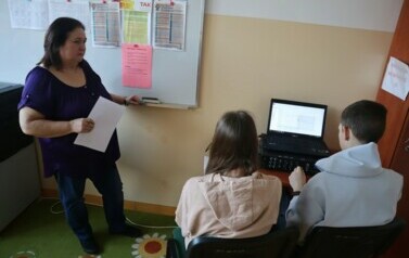 Pani Danuta Prachniak z uczniami klasy 7