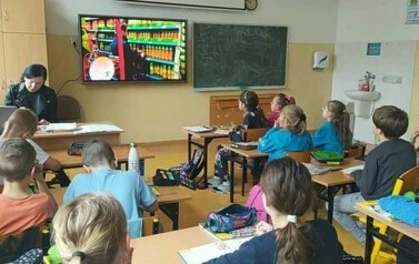 Uczniowie klasy 3 podczas zajęć na temat spektrum autyzmu