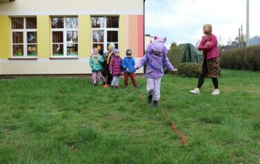 Przechodzenie stopa za stopą po linie