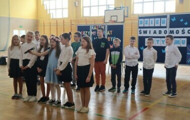 Uczniowie klasy 3 w trakcie występu 