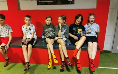 Czwartoklasiści czekają na wejście do sali z trampolinami.