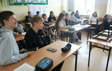 Ucznioiwe klasy 7 w trakcie konkursu z chemii