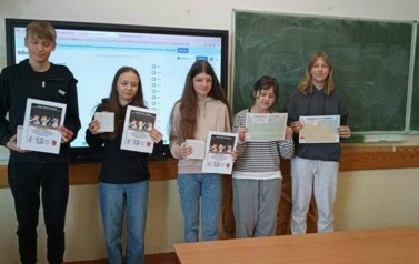 Laureaci konkursu z dyplomami