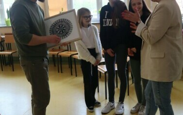 Pani Wicedyrektor Marzena Pokora  z uczennicami klasy 7 