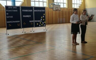 Uczennice klasy 5 w trakcie uroczystości 