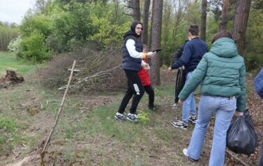 Uczniowie sprzątają las