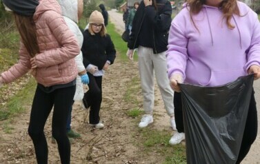 Uczniowie sprzątaja pobliskie tereny