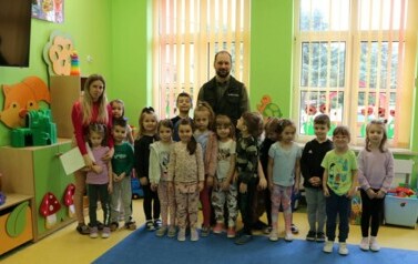 Spotkanie z leśniczym grupa Biedronki zdjęcie grupowe
