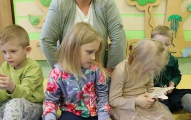 Spotkanie z leśniczym dzieci z grupy pszcz&oacute;łki