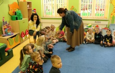 Spotkanie z leśniczym (2) dzieci z grupy Mr&oacute;wki