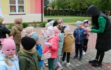 rozdanie rękawic ochronnych