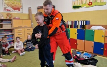Ratownik pokazuje jak udzielić pomocy  w przypadku zadławienia-zakrztuszenia