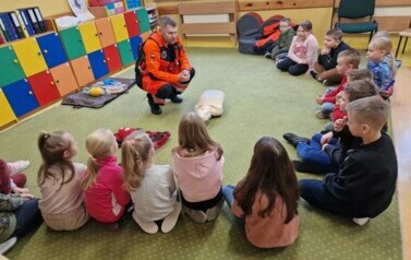 Ratownik tłumaczy jak należy zachować się wobec osoby poszkodowanej