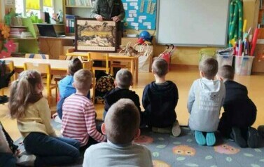 Pan leśniczy i dzieci z oddziału przedszkolnego