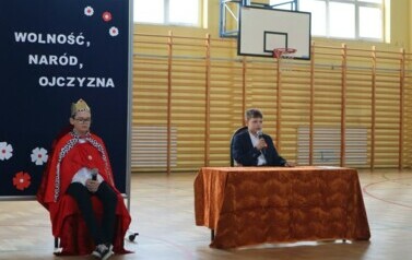 Bartosz jako kr&oacute;l Stanisław August Poniatowski i Adam - marszałek S. Małachowski.