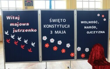 Dekoracja z okazji Święta Konstytucji 3 Maja.