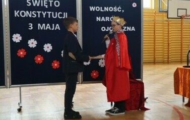 Moment zaprzysiężenia Konstytucji 3 Maja przez kr&oacute;la S. A. Poniatowskiego