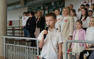 Oliwier z kl. II b śpiewa hymn szkoły.